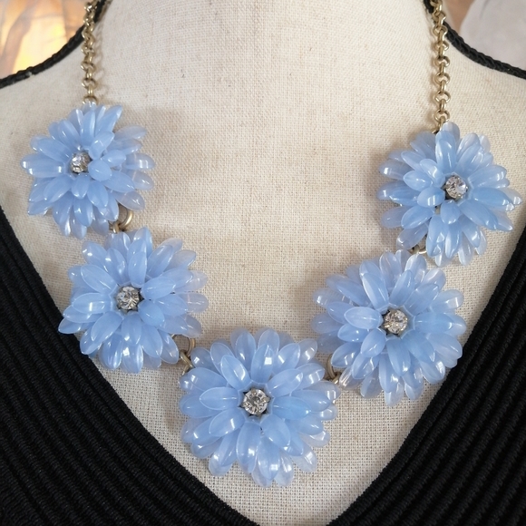 New J. CREW Flower Statement Necklace Periwinkle Blue Lucite Clear Rhinestone - Picture 2 of 4